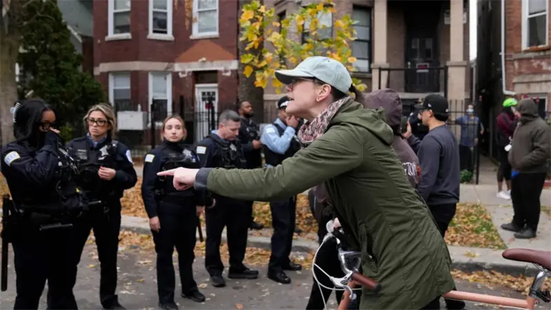 Fiscal&iacute;a absuelve a 15 madres que protestaron contra redadas migratorias en Chicago
