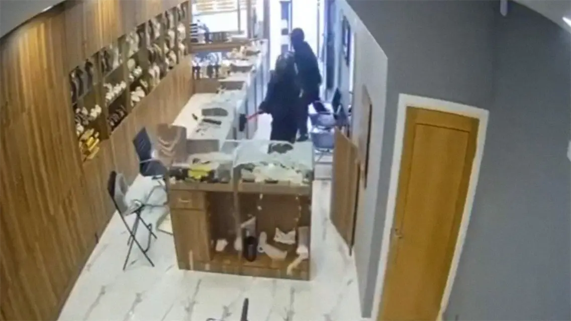 Machetes vs. escoba: robo de pel&iacute;cula en una joyer&iacute;a a plena luz del d&iacute;a