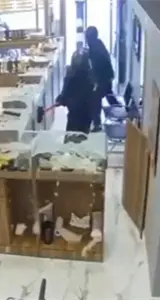 Machetes vs. escoba: robo de película en una joyería a plena luz del día Machetes vs. escoba: robo de película en una joyería a plena luz del día