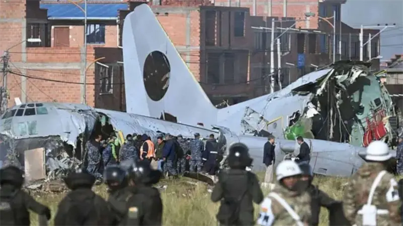 Bolivianos cambian billetes tras suspensi&oacute;n de una serie por siniestro de avi&oacute;n con dinero