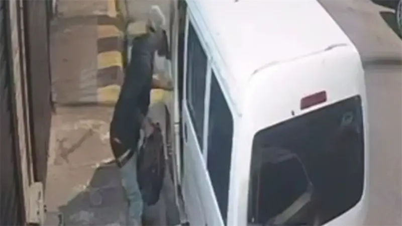 C&aacute;mara capta robo en veh&iacute;culo estacionado en Cristo Rey