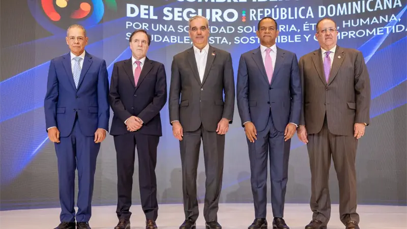 Expertos internacionales analizan transformaci&oacute;n digital y seguridad vial en cumbre aseguradora