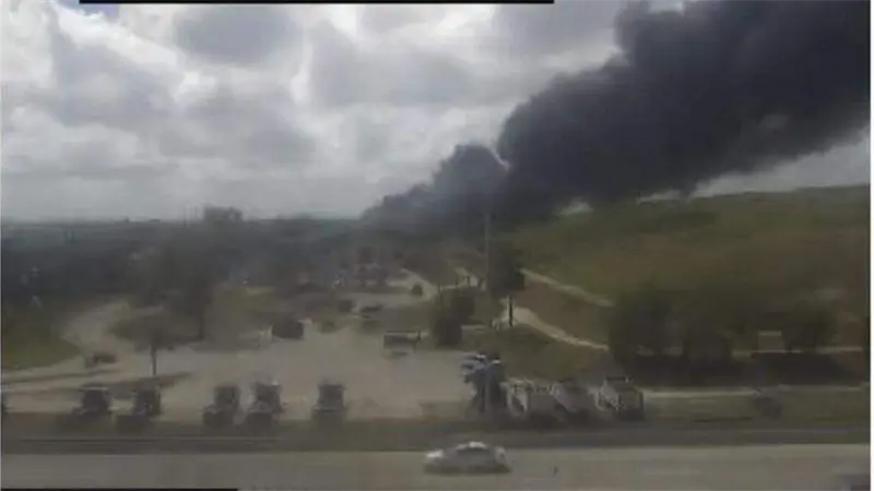 Casi 50 unidades de bomberos combaten un incendio de m&aacute;ximo nivel en un dep&oacute;sito de Miami