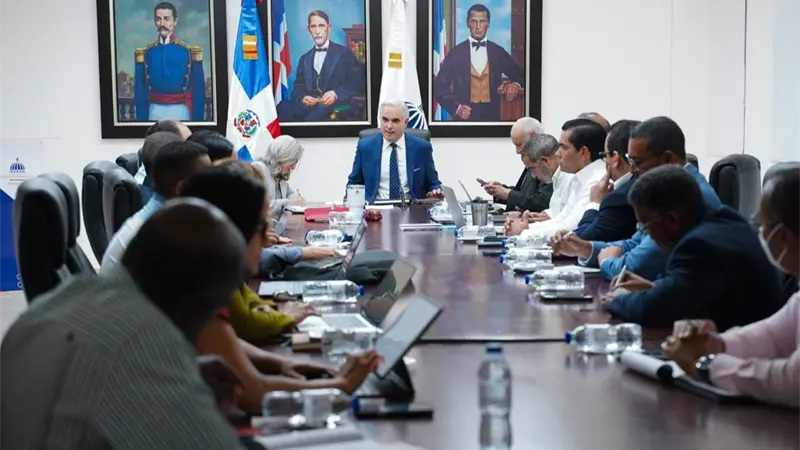 Luis Miguel De Camps lidera reuni&oacute;n para organizar apertura del a&ntilde;o escolar 2026-2027