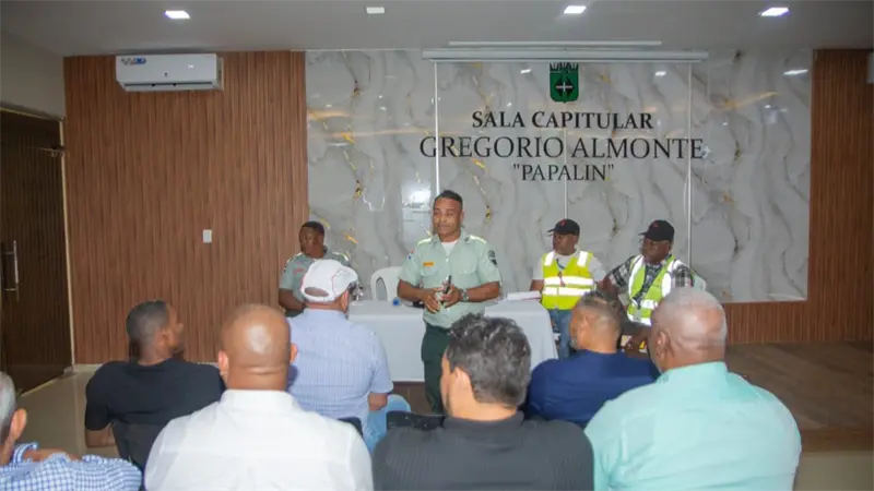 Autoridades y transportistas acuerdan medidas para reducir incidentes en rutas interurbanas de Monte Plata