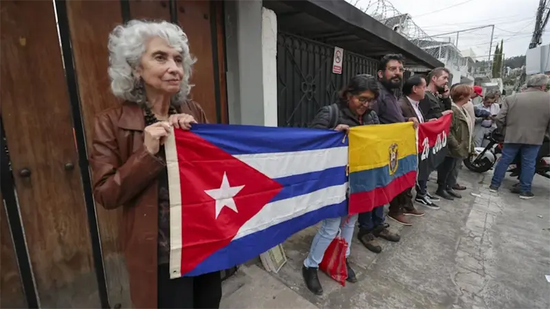 Ecuatorianos vuelven a protestar en la embajada de Cuba contra expulsi&oacute;n de diplom&aacute;ticos