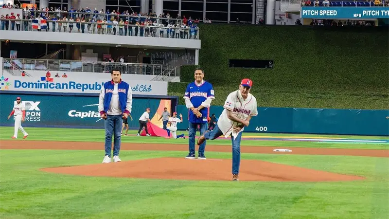 Abinader realiza lanzamiento de honor previo al debut de RD en el Cl&aacute;sico Mundial