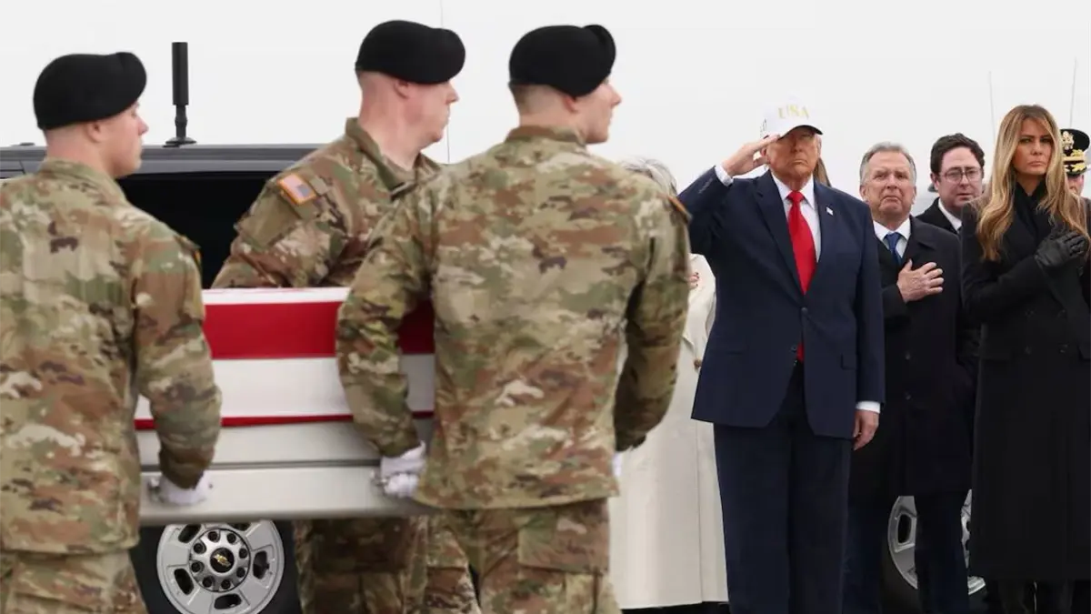 El presidente de Estados Unidos, Donald Trump, recibió este sábado los cuerpos de los seis soldados estadounidenses fallecidos en Kuwait.