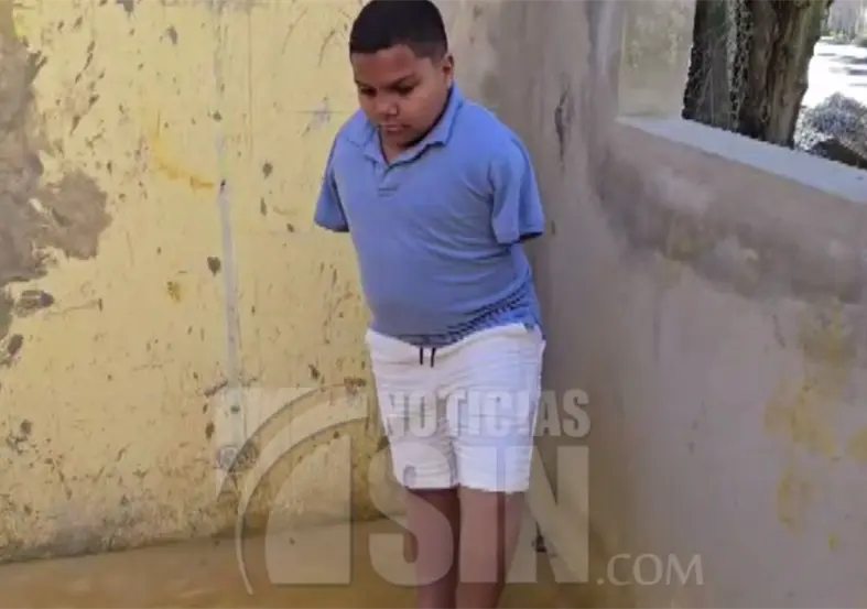 Historia de superaci&oacute;n: ni&ntilde;o sin brazos sobresale acad&eacute;micamente