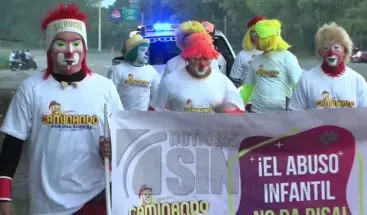 Llegan a la basílica los payasos que salieron caminando desde Santiago