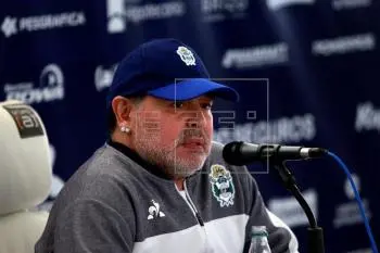 Maradona dirige el entrenamiento de Gimnasia