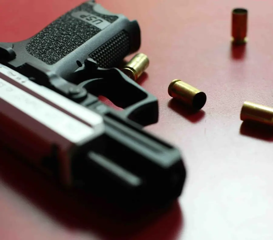 Mujer desarma vigilante y hiere a tres personas en una tienda en Ver&oacute;n