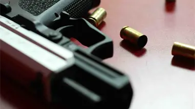 Mujer desarma vigilante y hiere a tres personas en una tienda en Ver&oacute;n