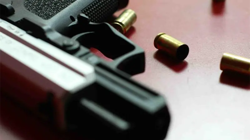 Mujer desarma vigilante y hiere a tres personas en una tienda en Ver&oacute;n