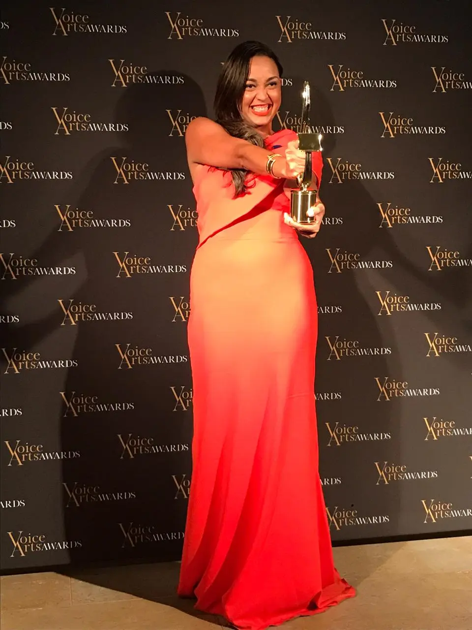 Angely Báez se convierte en la primera locutora dominicana en ganar un premio “Voice Arts Awards”