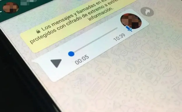 El truco para grabar un audio de WhatsApp y enviarlo cuando quieras