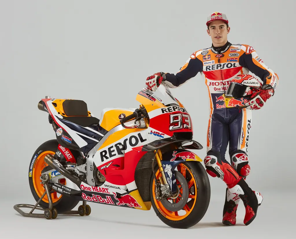 Marc Márquez se convierte en maniquí viviente en Madrid