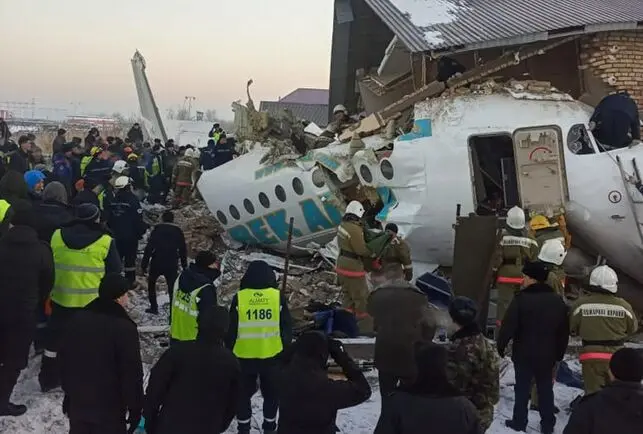 Al menos 15 muertos al estrellarse avión de pasajeros en Kazajistán