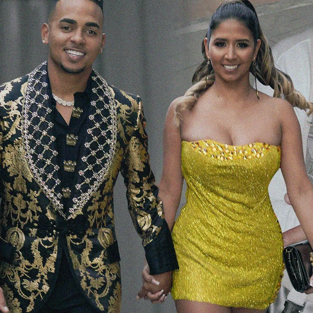 Cantante Ozuna pide matrimonio a la madre de sus hijos