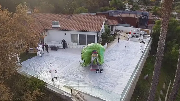 ¡Increíble! Volcán de espuma gigante explota en un patio de California