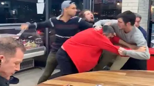 Viral: Hombre se mantiene tranquilo almorzando mientras se arma pelea masiva en su mesa