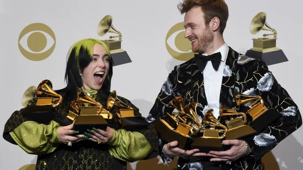 Billie Eilish hace historia en los Grammy