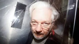 Un centenar de médicos pide que Assange reciba atención sanitaria urgente
