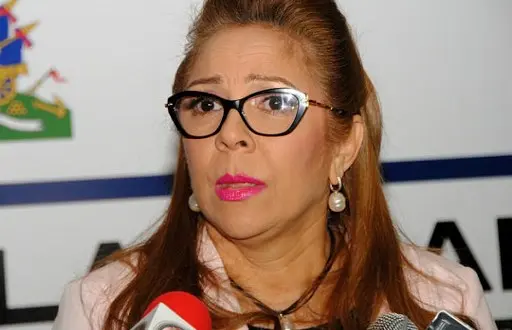 Iris Guaba guarda silencio al ser cuestionada por audio donde pide ataquen a periodistas y dirigente del PRM