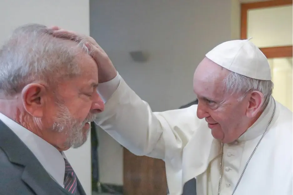 El papa a Lula: Estoy contento de poder verlo caminando por la calle