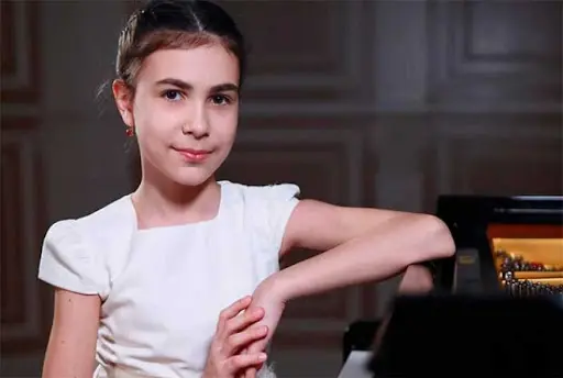 Conozca la pianista rusa de 13 años que brilla en su primer concierto