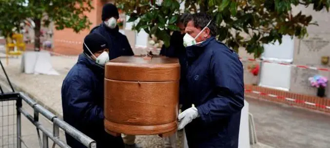 España prohíbe los velatorios y los entierros con más de tres acompañantes