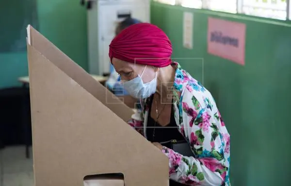 Cierran los colegios electorales franceses con una abstención récord