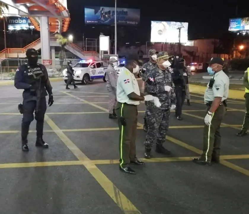 Sancionan con recogida de basura a ciudadanos que violaron toque de queda en carretera Sánchez