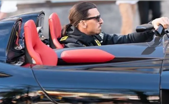 Acusan a Zlatan Ibrahimovic de manejar una lujosa Ferrari de manera ilegal