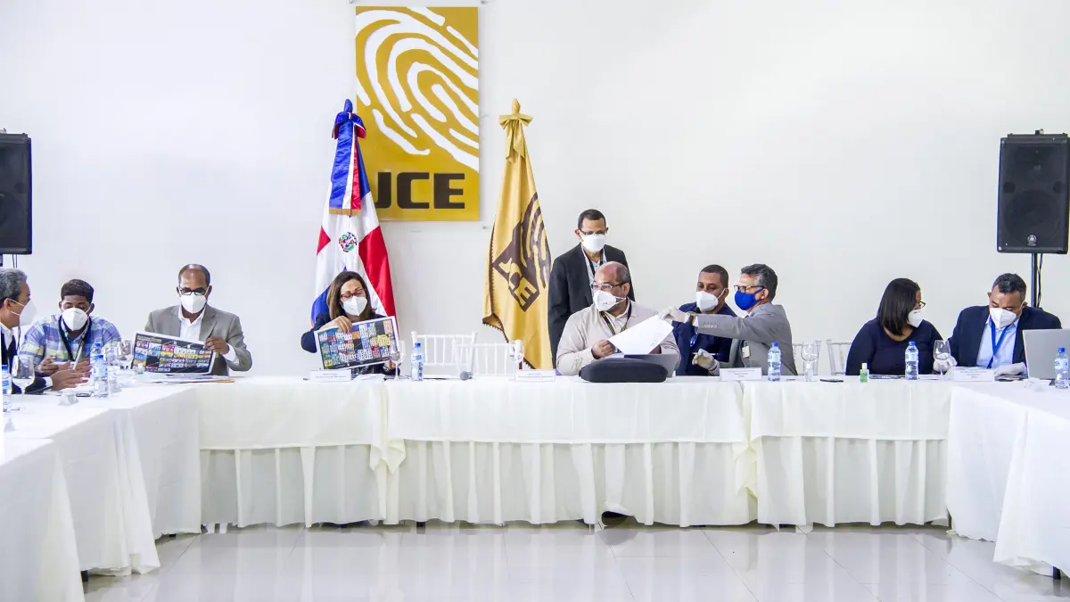 JCE y partidos revisan formatos de boletas del nivel de diputaciones para elecciones
