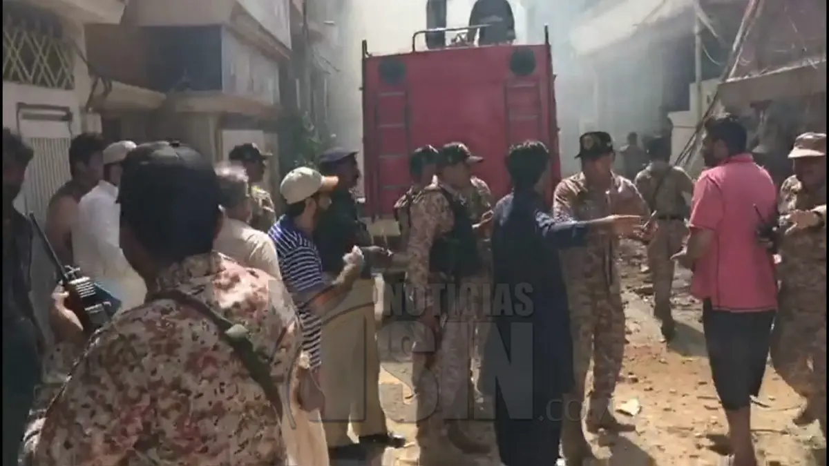 Al menos ocho muertos en el accidente de un avión de pasajeros en Pakistán