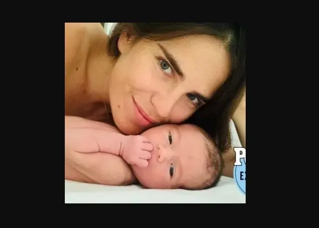 La actriz mexicana Karla Souza presenta a su segundo hijo