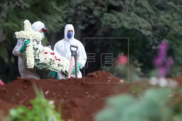 Brasil llega a casi 44,000 muertes por COVID-19