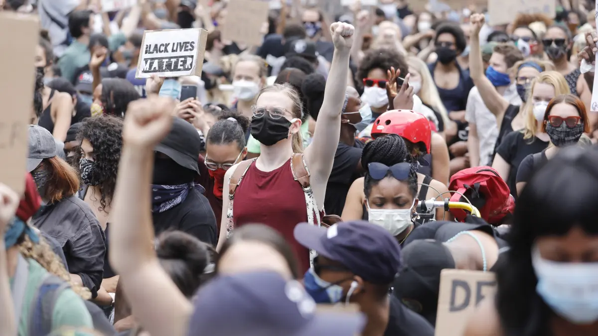 Ciudades de EE.UU. retiran sus toques de queda tras protestas pacíficas