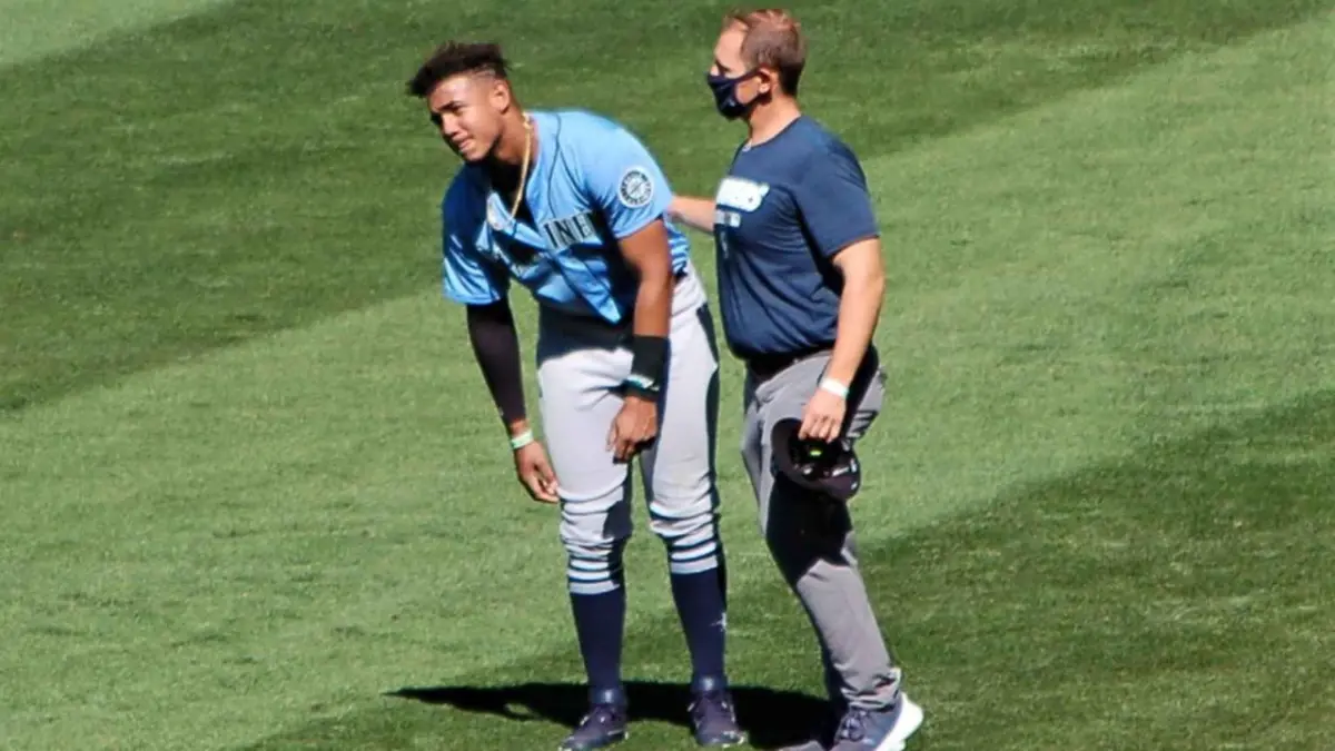 Dominicano Julio Rodríguez sufre fractura en una muñeca