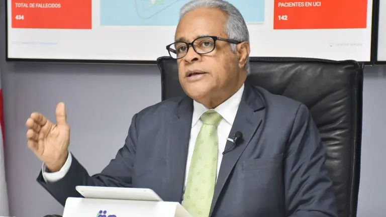 Salud Pública retira camión del Laboratorio Nacional donde tomaban muestras para PCR