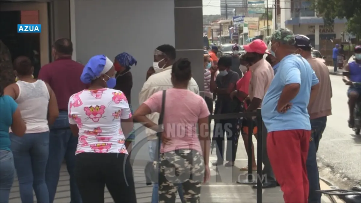 Aglomeración en bancos y otros establecimientos comerciales en Azua