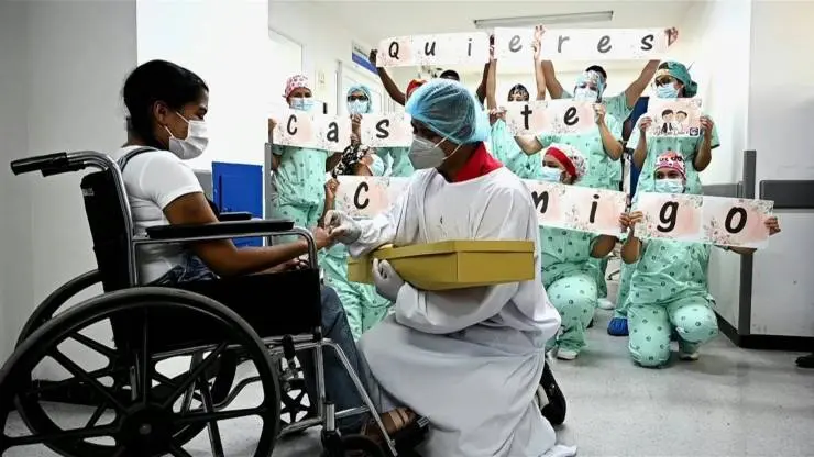 Paciente recuperada de COVID-19 acepta casarse tras dar a luz en coma