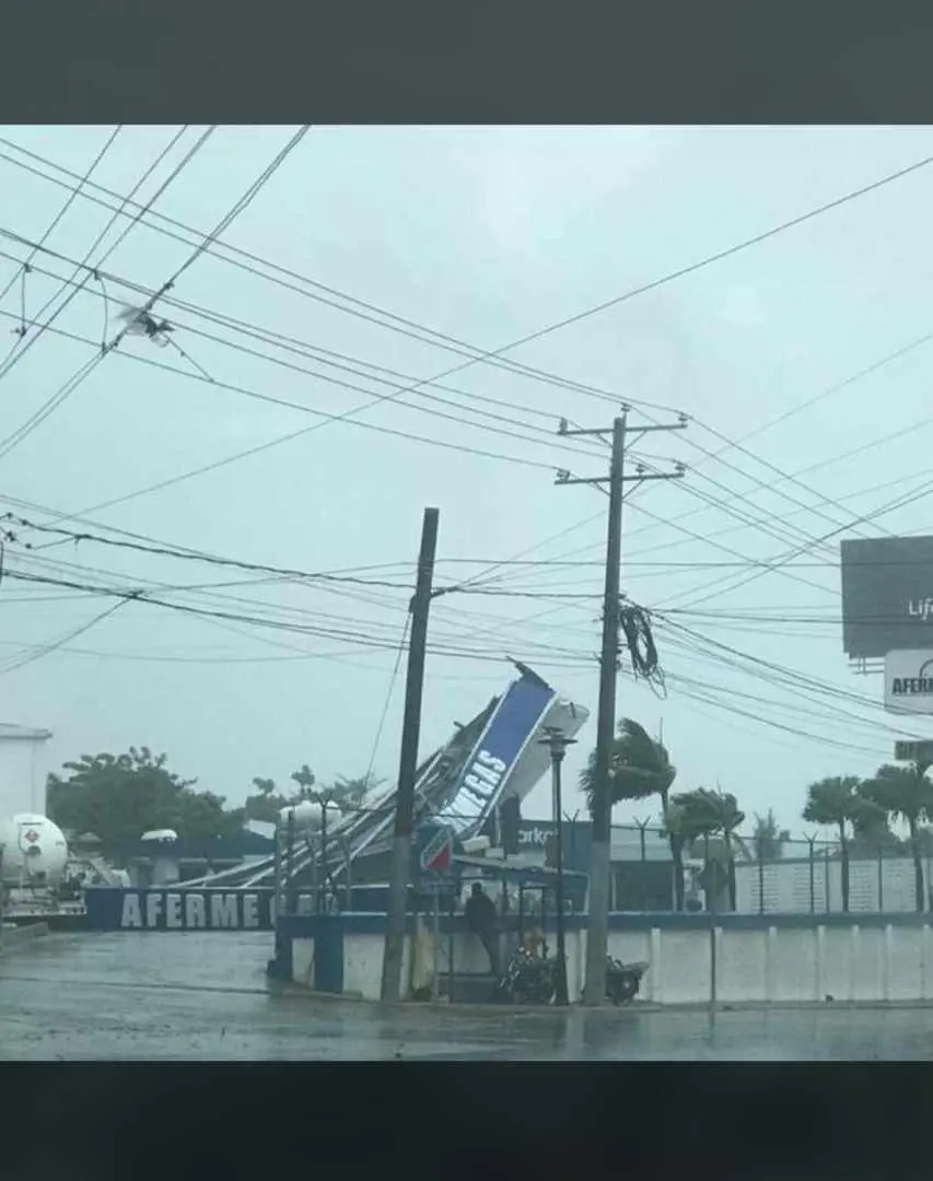 Colapsa techo de estación de combustible en Puerto Plata por las fuertes lluvias