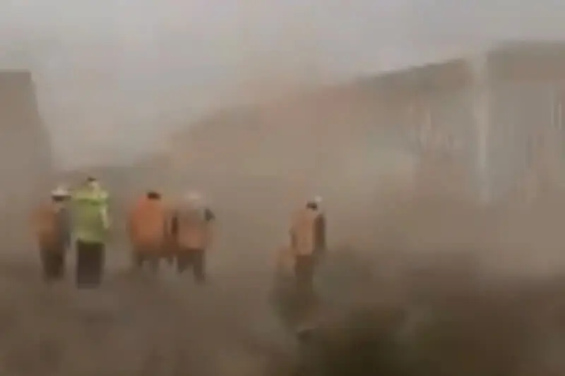 Vientos de Hanna afectan parte del muro fronterizo entre México y EEUU