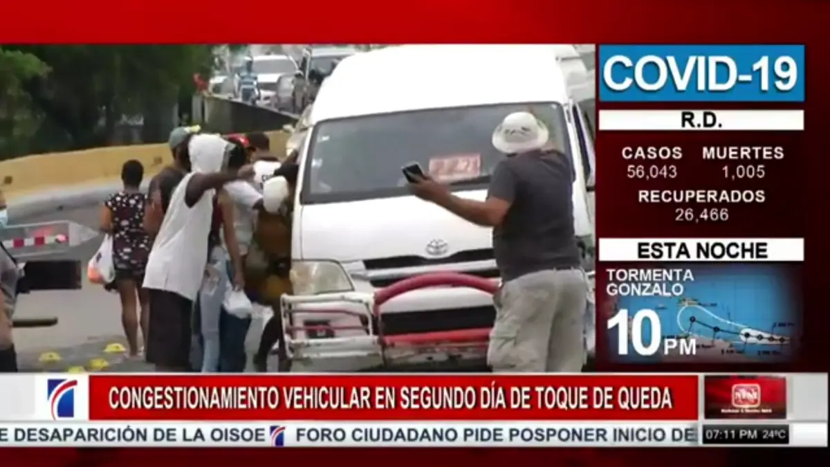 Pasajeros sufren por congestionamiento vehicular al arribar toque de queda