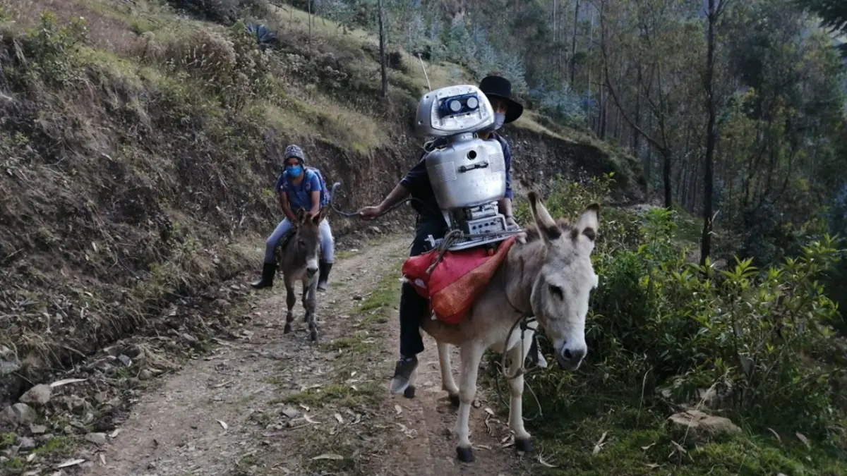 Kipi, la robot ecologista que recorre los Andes de Perú para dar clases