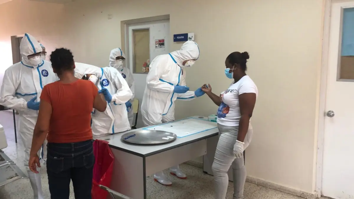 Gobierno procesa muestras de pruebas COVID en laboratorios de universidades