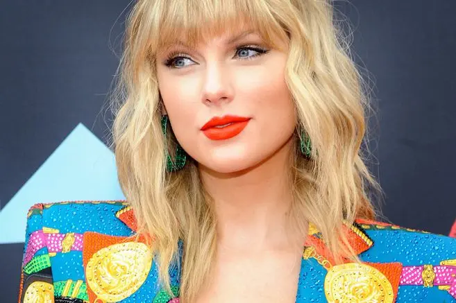 Taylor Swift hace historia en las listas de éxitos de EE.UU. con Folkore