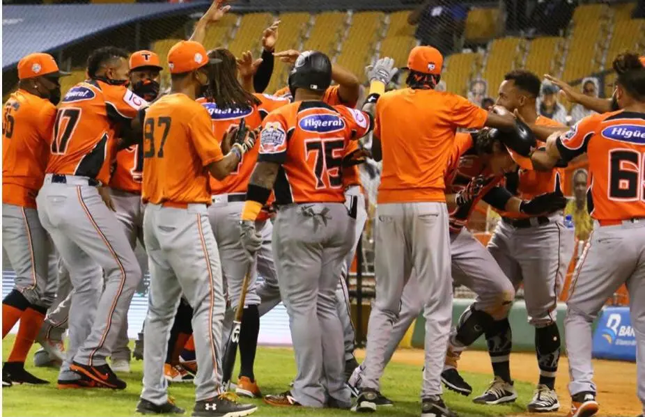 O’Brien truena con 2 jonrones en paliza de los Toros en Santiago